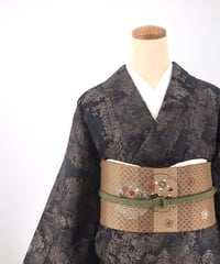 未使用】シックな黒地に映える花模様 大島紬 身丈 160cm 裄 67cm 未使用】シックな黒地に映える花模様 大島紬 身丈 160cm 裄 67cm