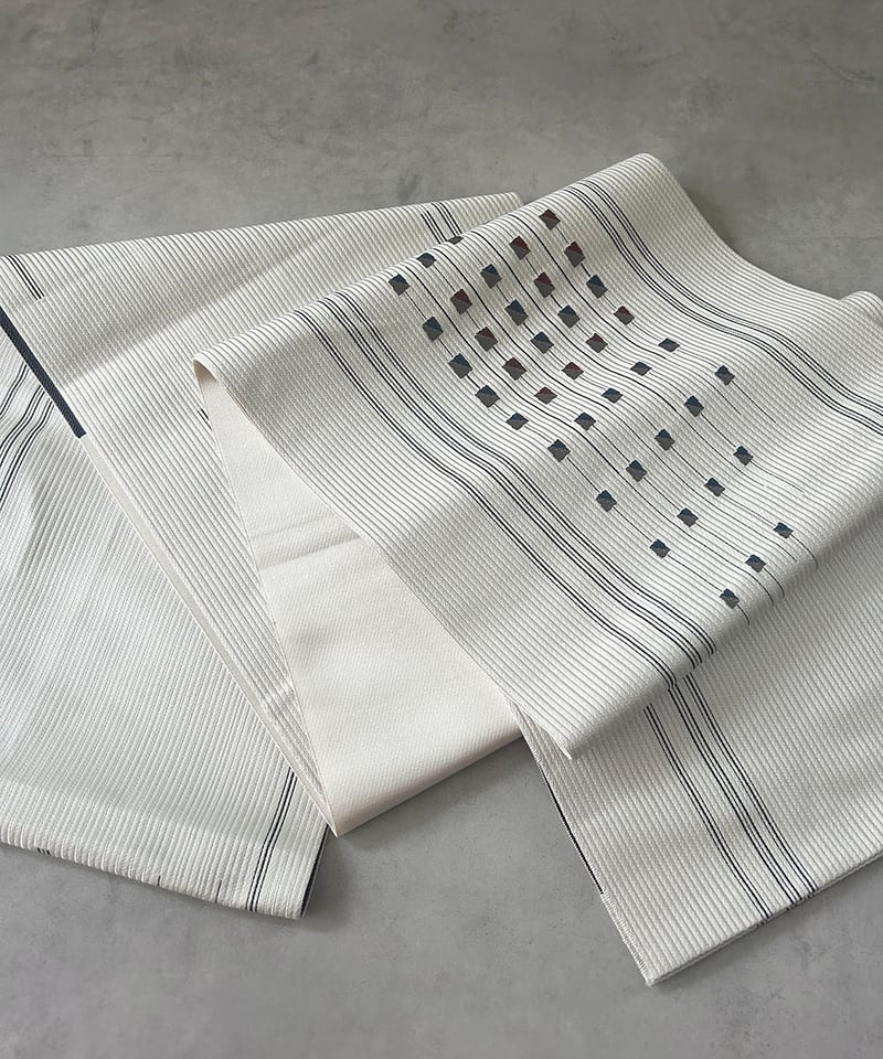 幾何学模様入りアイボリー地の名古屋帯 – シンプルモダンな