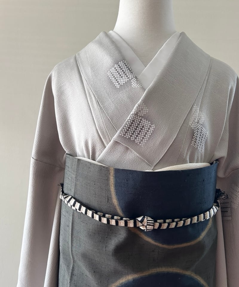正絹 紋お召 袷 グレージュ 源氏香 飛び柄小紋 ガード加工済 極美品 正絹単衣小紋レンタルフルセット「源氏香に蛍ぼかし飛び柄