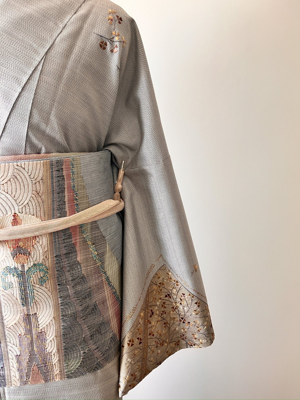 訪問着】白大島紬 グレー×金糸花木刺繍［RA048］ | kimono ulala