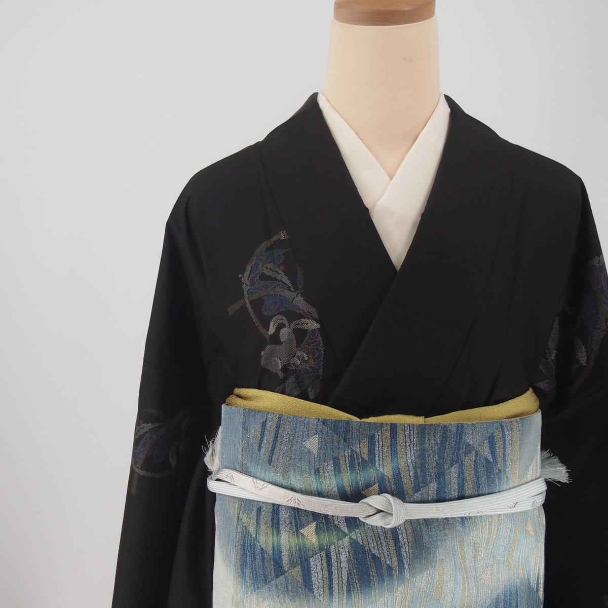 大きめサイズ】遊び心あふれる兎柄の大島紬 身丈172cm 裄丈 68cm 大きめサイズ】遊び心あふれる兎柄の大島紬 身丈172cm 裄丈 68cm
