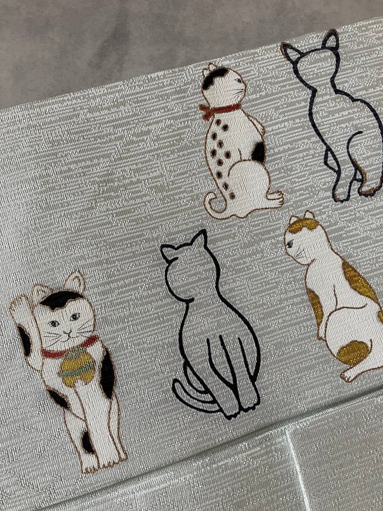 猫柄 名古屋帯 正絹 未使用品 白緑 薄青磁 シルエット猫と三毛猫の