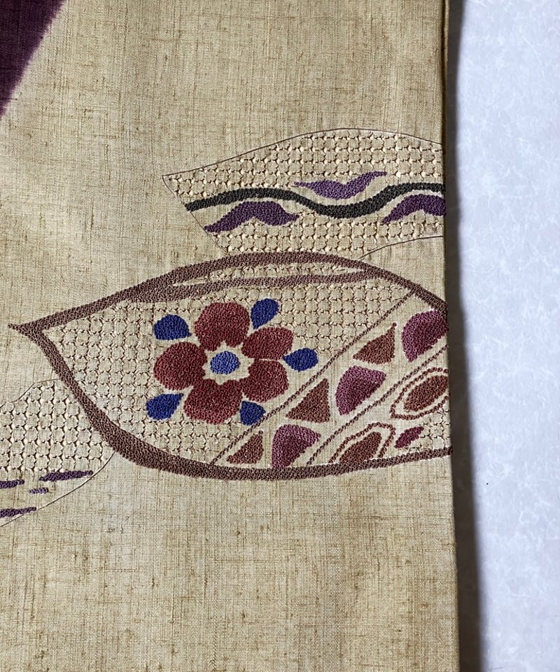 開き名古屋帯 九寸 紬 相良刺繍 薔薇 赤茶紫 カジュアル 中古 開き名古屋帯 九寸 紬 相良刺繍 薔薇 赤茶紫 カジュアル 中古