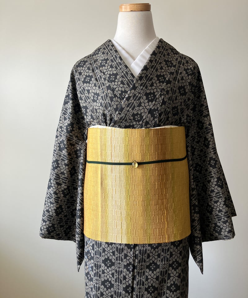 未使用】シックな黒地に映える花模様 大島紬 身丈 160cm 裄 67cm［K013