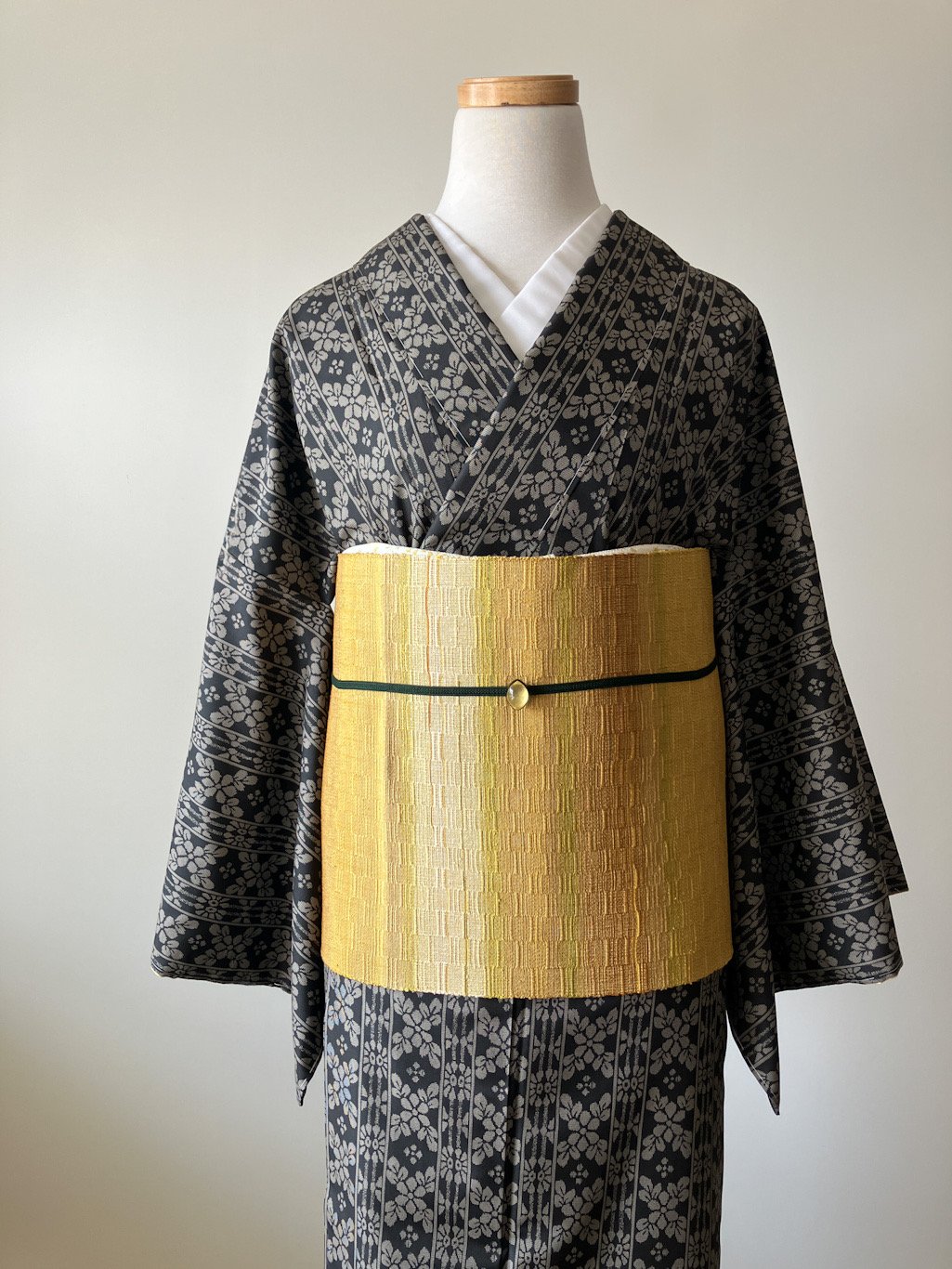 未使用】シックな黒地に映える花模様 大島紬 身丈 160cm 裄 67cm［K013