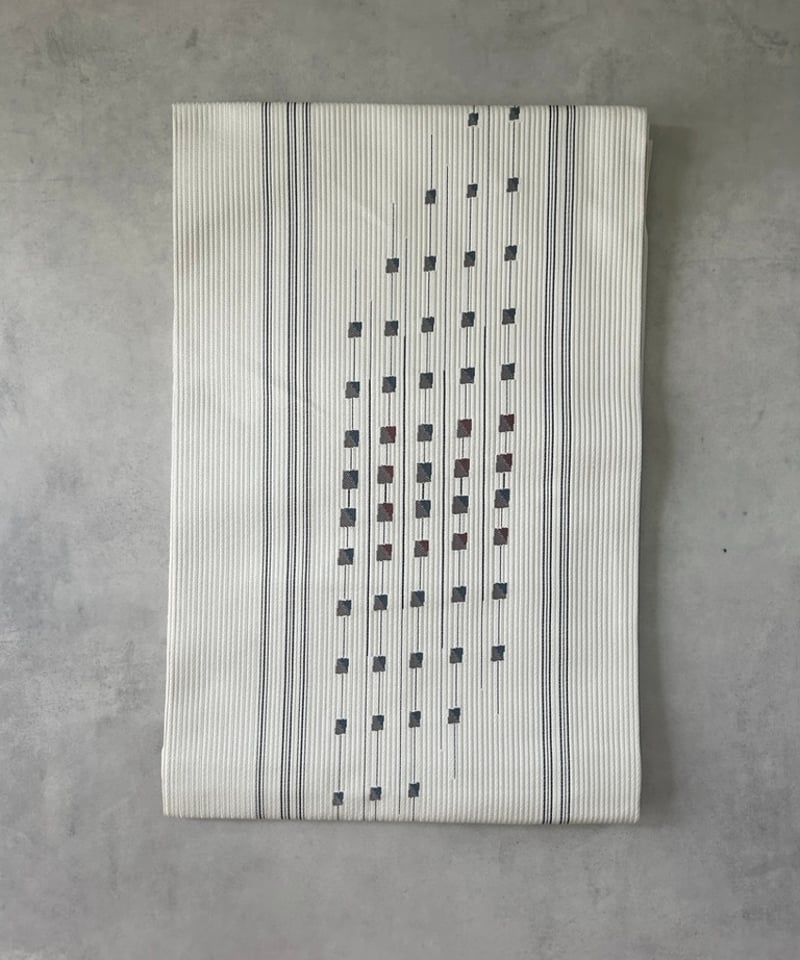 幾何学模様入りアイボリー地の名古屋帯 – シンプルモダンなデザイン