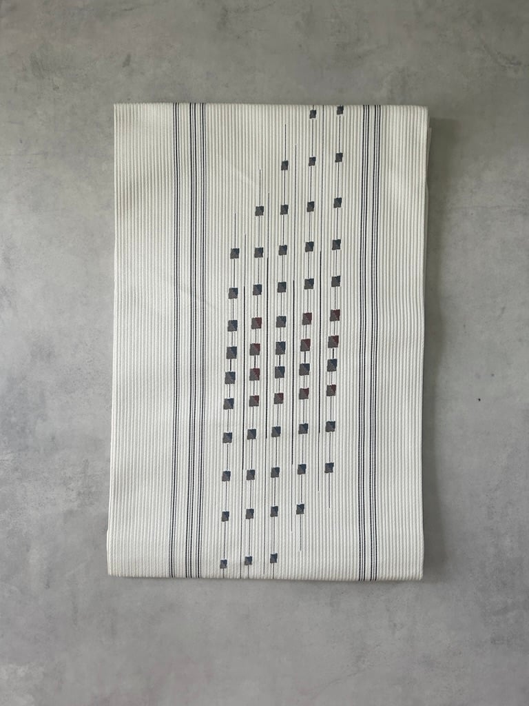 幾何学模様入りアイボリー地の名古屋帯 – シンプルモダンなデザイン