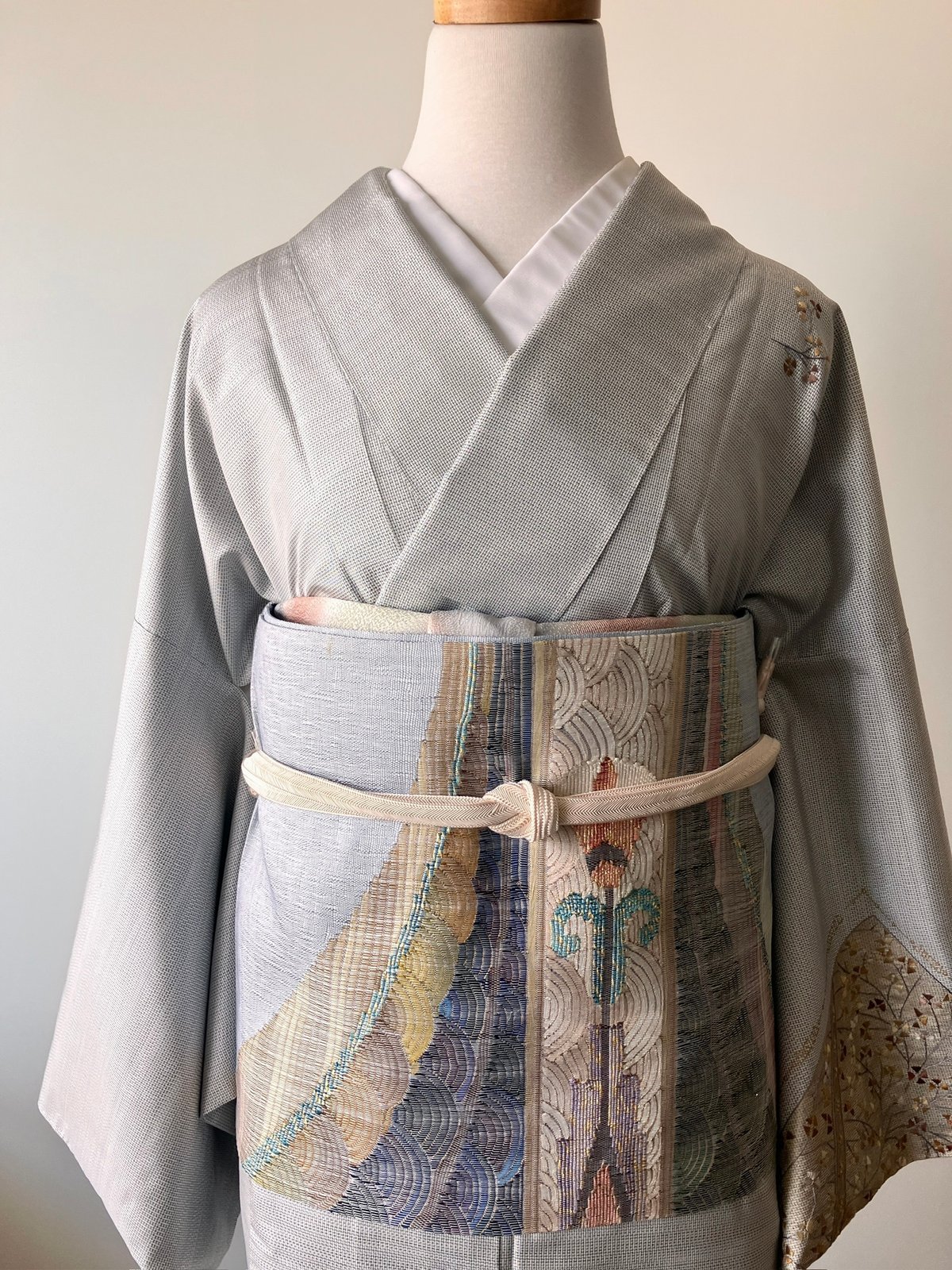訪問着】白大島紬 グレー×金糸花木刺繍［RA048］ | kimono ulala