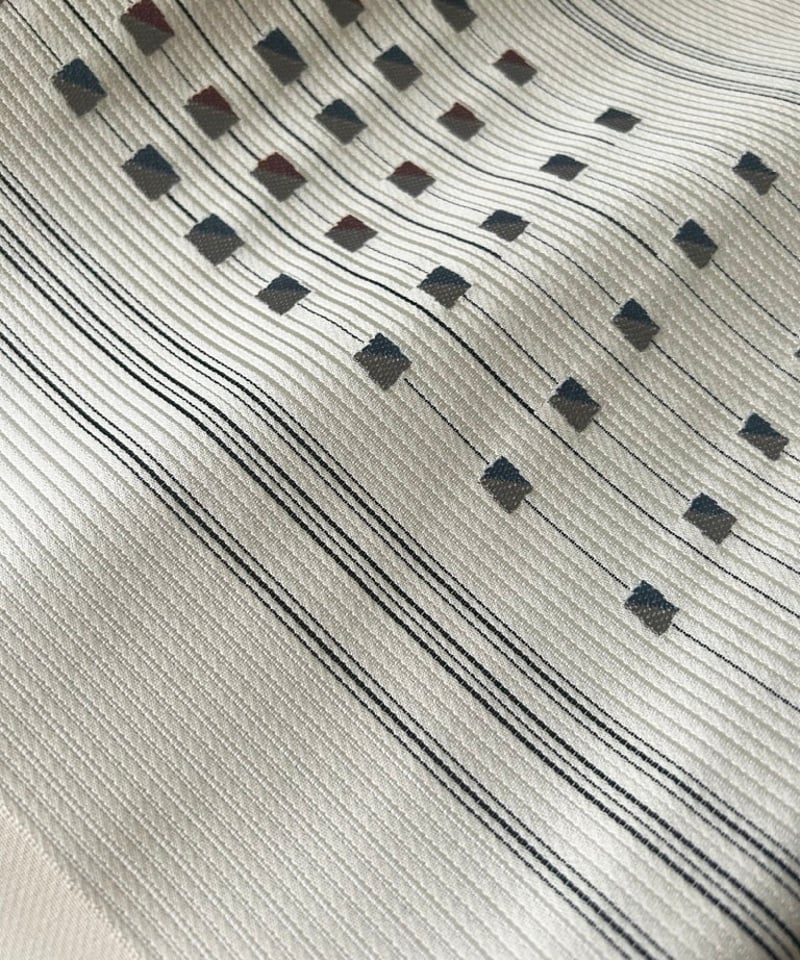 幾何学模様入りアイボリー地の名古屋帯 – シンプルモダンなデザイン