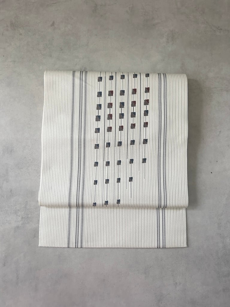 幾何学模様入りアイボリー地の名古屋帯 – シンプルモダンなデザイン