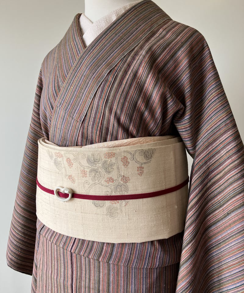 新品 未使用 正絹 袷 本場結城紬 亀甲80 泥染め 大輪花唐草 濃茶系 結城紬 着物 未使用 正絹 袷 100亀甲 雪輪 桜 変わり縞 カジュアル