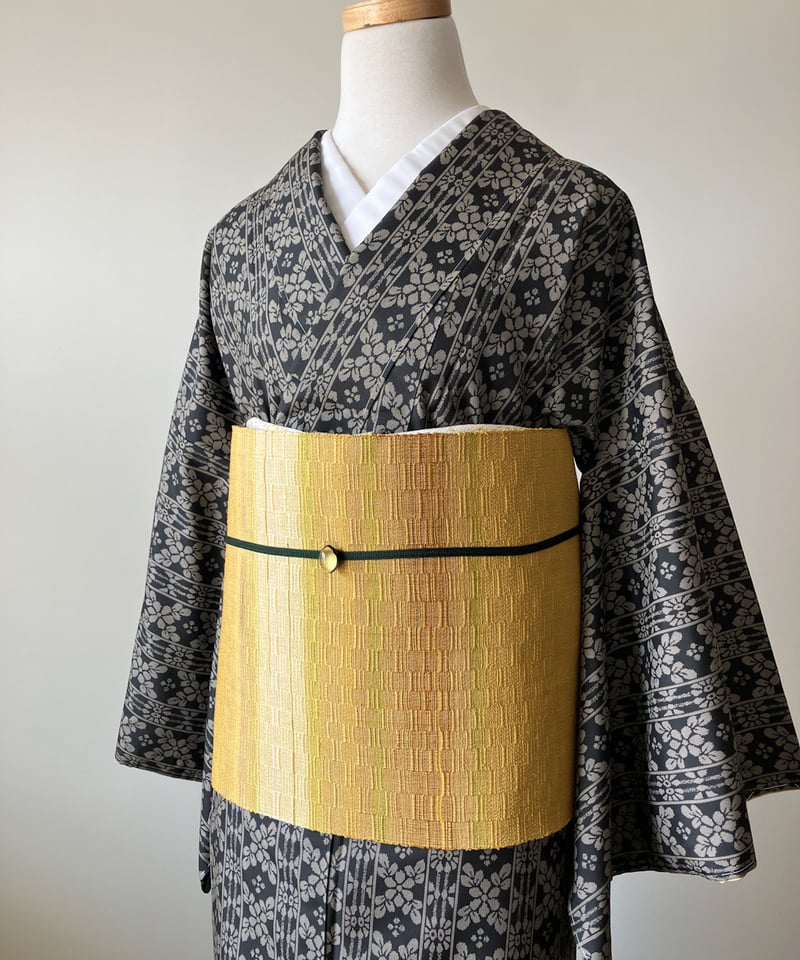 未使用】シックな黒地に映える花模様 大島紬 身丈 160cm 裄 67cm［K013