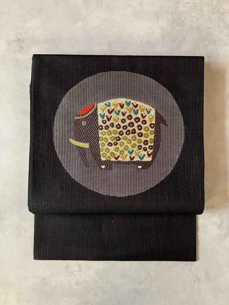 名古屋帯　象のポイント柄　美品 黒地 袋帯 ゾウのモダン柄〈洒落感のある織り意匠〉［F067］ | kimono