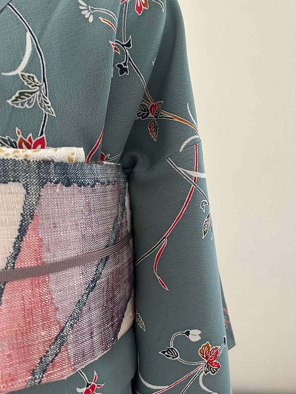 未使用】花唐草風模様の縮緬小紋 深川鼠色［K106］ | kimono ulala