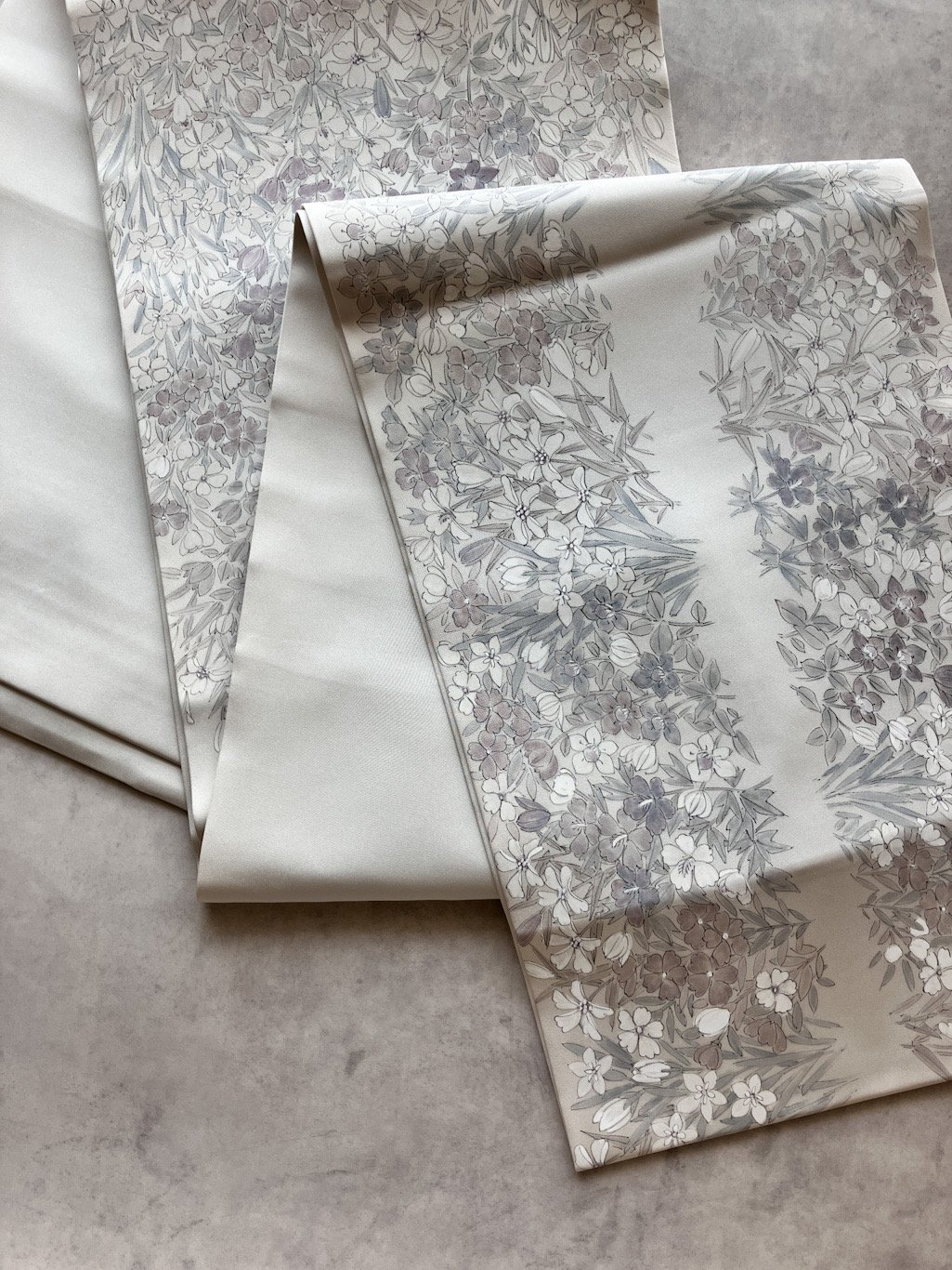 塩瀬 名古屋帯 グレー 花柄 手描き風 開き仕立て 上品［N095