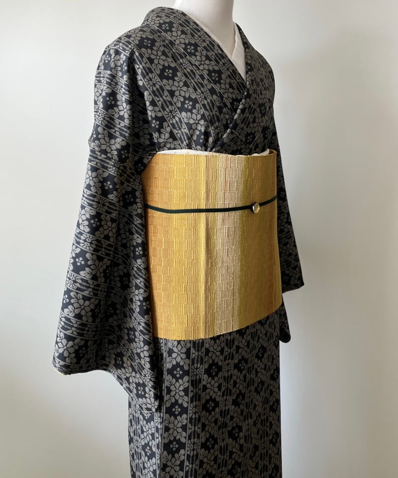 未使用】シックな黒地に映える花模様 大島紬 身丈 160cm 裄 67cm［K013