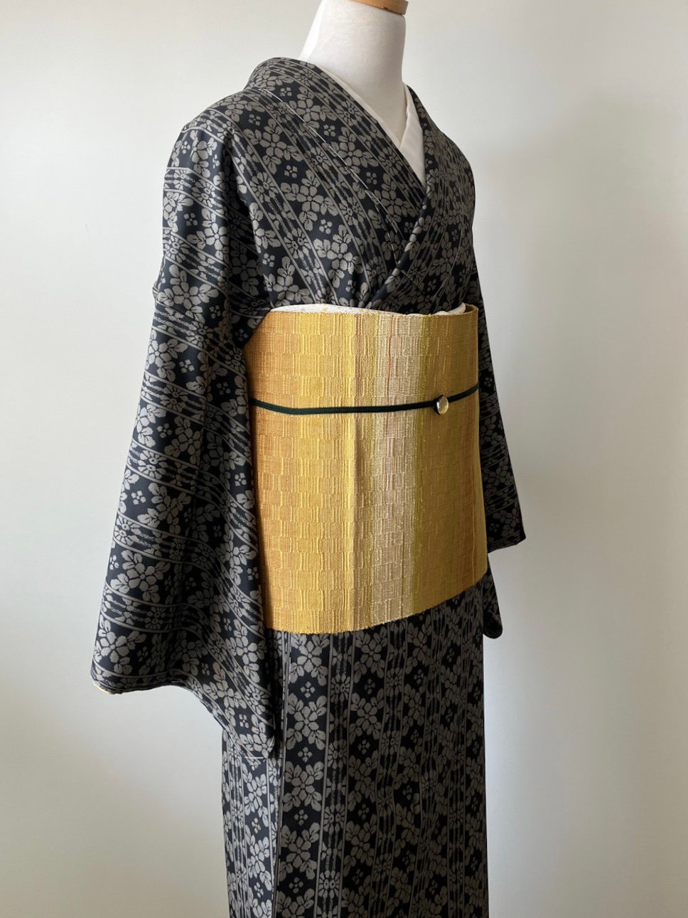未使用】シックな黒地に映える花模様 大島紬 身丈 160cm 裄 67cm［K013