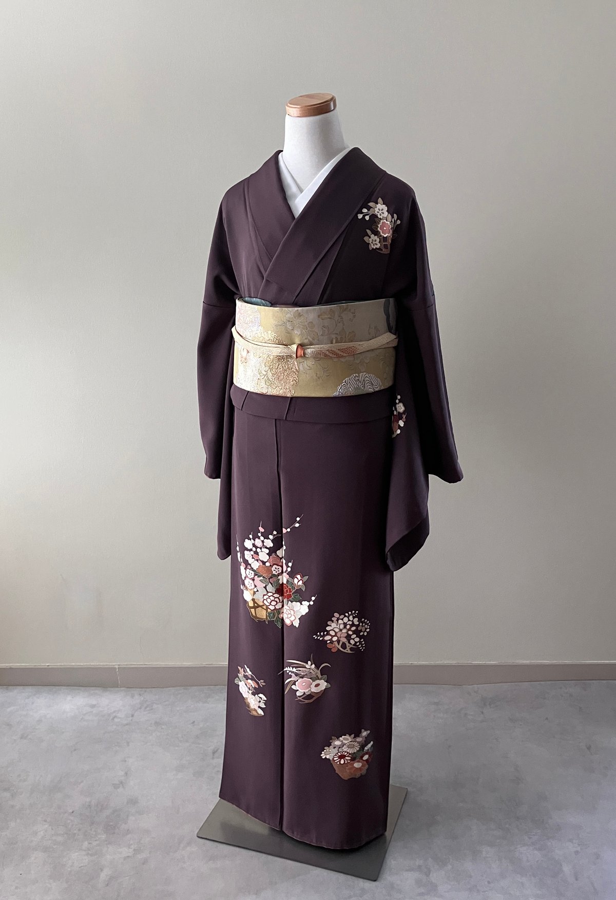 正絹小紋　茶地　橘尽くし文様 未使用しつけ糸付き 吉祥文様 付下げ】 葡萄茶色地 花籠文様 正絹 着物 ― 梅・牡丹・菊の吉祥柄