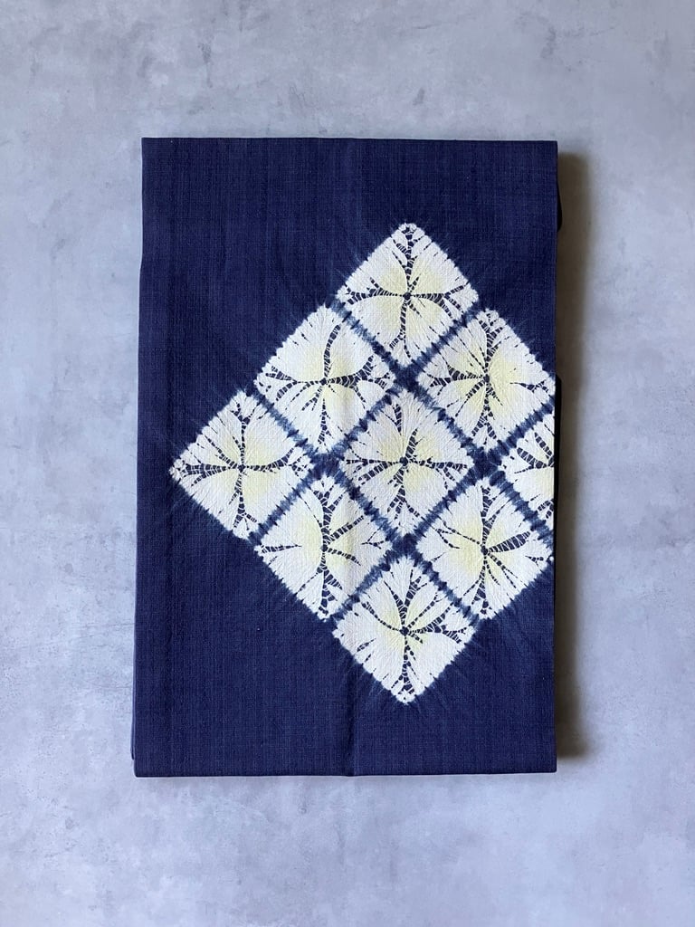 春先の単衣に！桐生泉織物　グレーに縫い絞り SOUBIEN 【未仕立て】名古屋帯 正絹 濃紺 ネイビー 菱 ぼかし 桐生絞り