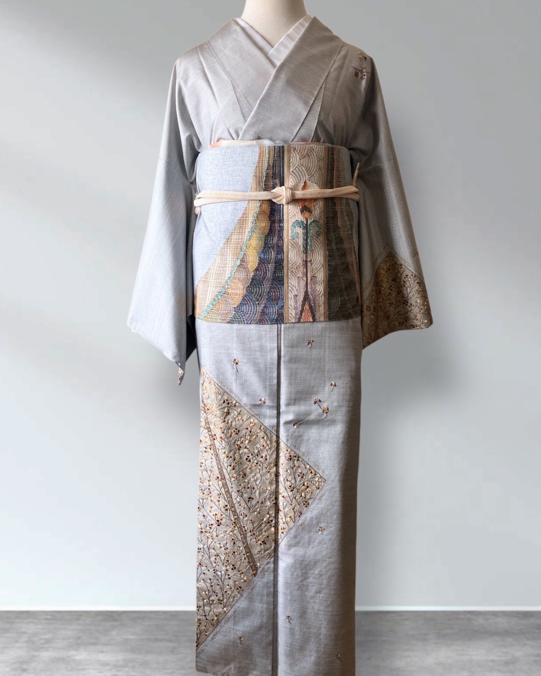 訪問着】白大島紬 グレー×金糸花木刺繍［RA048］ | kimono ulala
