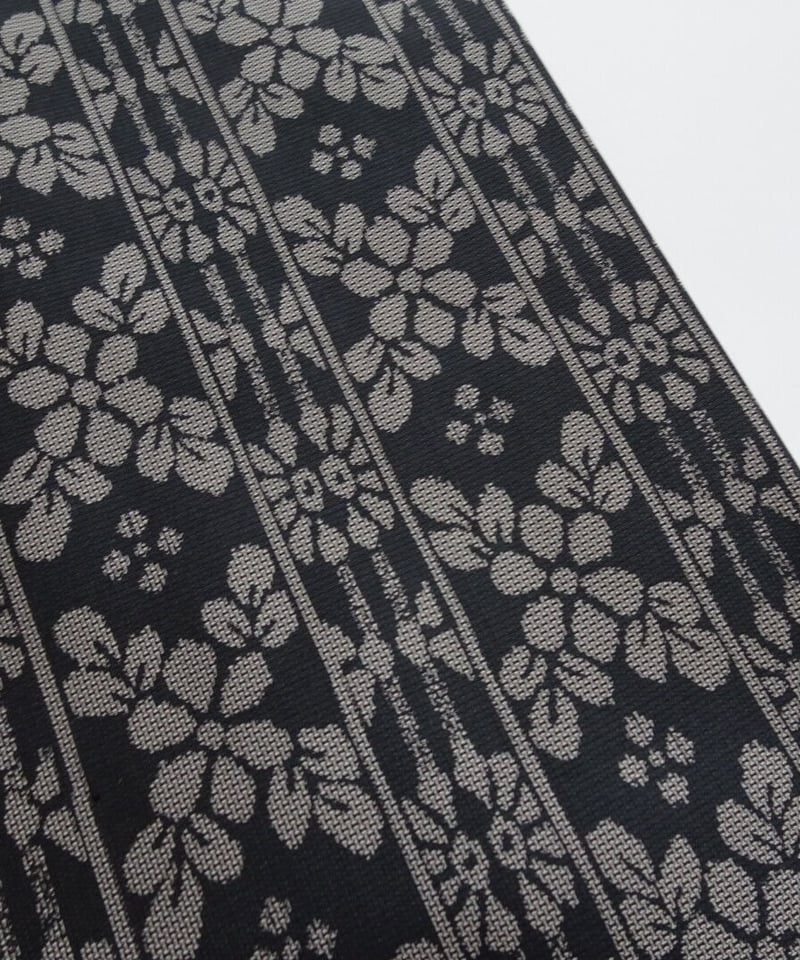 未使用】シックな黒地に映える花模様 大島紬 身丈 160cm 裄 67cm［K013