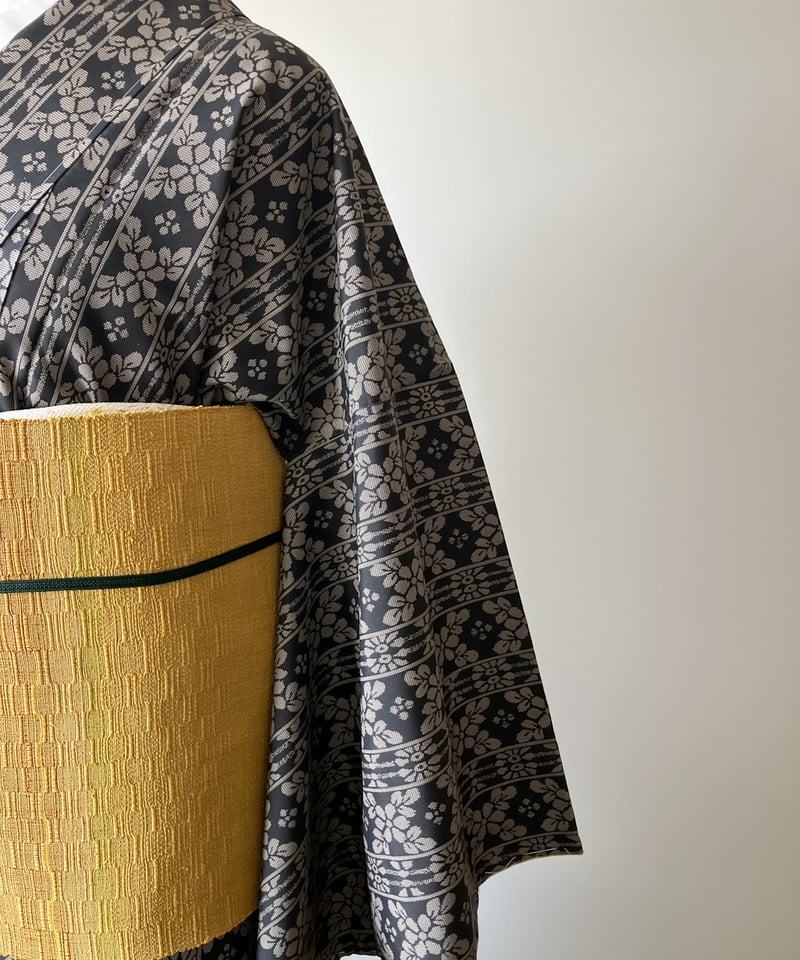 未使用】シックな黒地に映える花模様 大島紬 身丈 160cm 裄 67cm［K013