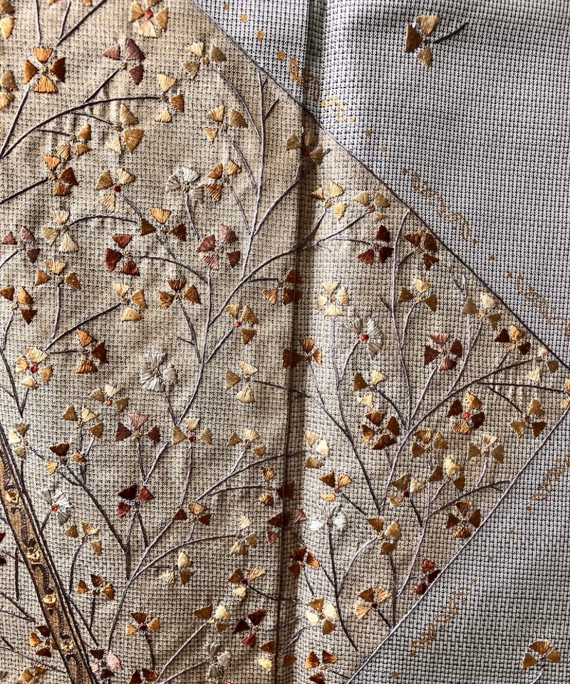 訪問着】白大島紬 グレー×金糸花木刺繍［RA048］ | kimono ulala