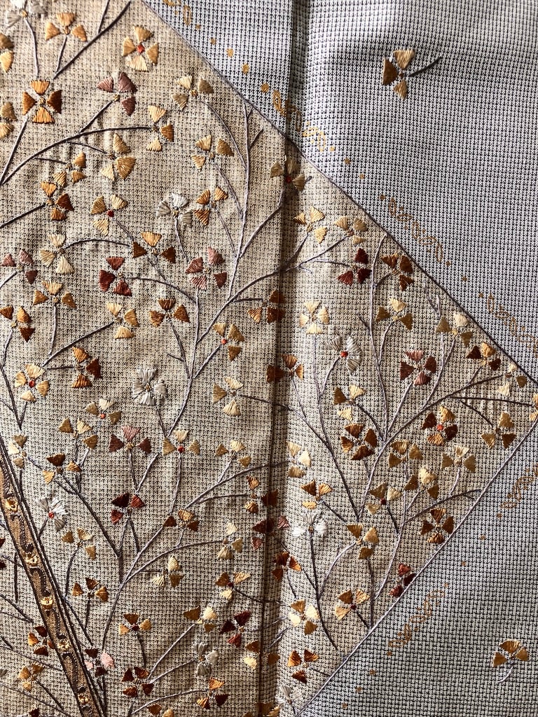泥大島紬　グレー 花柄刺繍 訪問着】白大島紬 グレー×金糸花木刺繍［RA048］ | kimono ulala