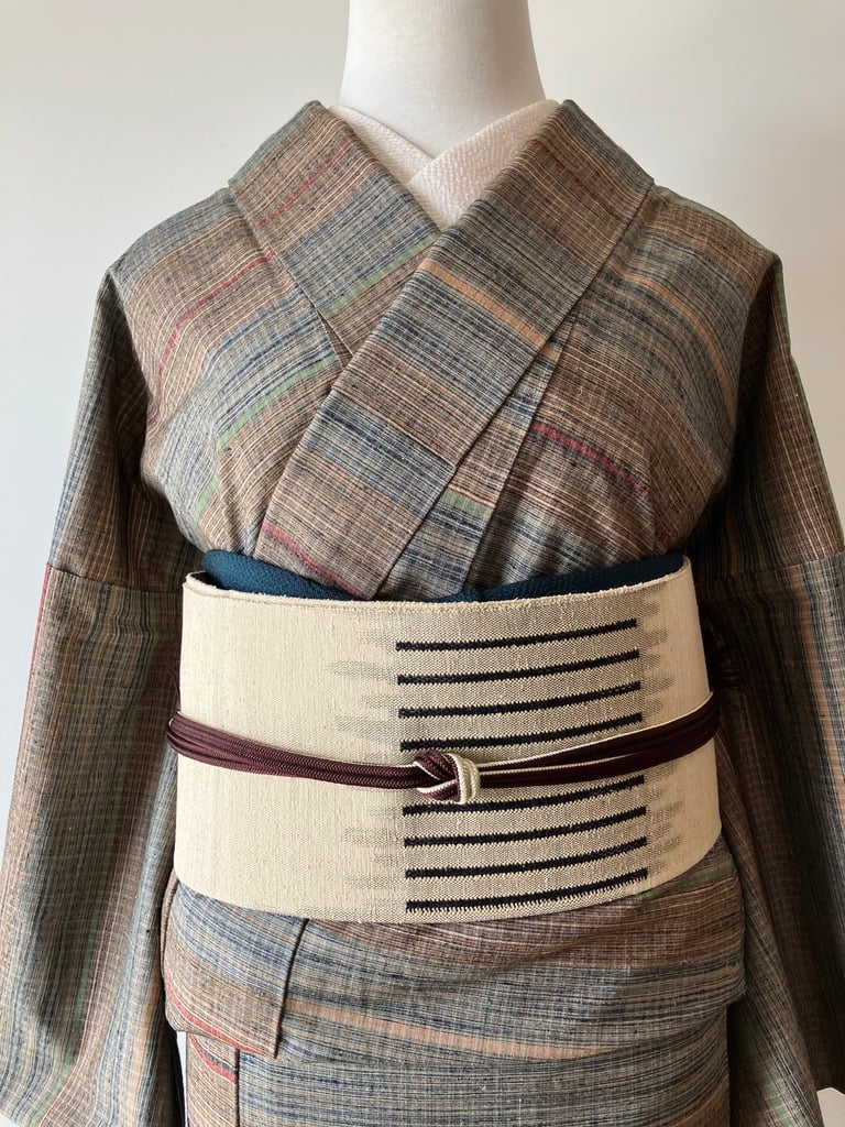 K0917 美品 逸品 希少 郡上紬 正絹 小紋 証紙 不揃い 希少】郡上紬 着物 多色縞模様 正絹 手織り カジュアル普段着 サイズ