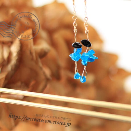 (１４KGF)　ブルーアパタイトとブラックトルマリンの小花チェーンカフ