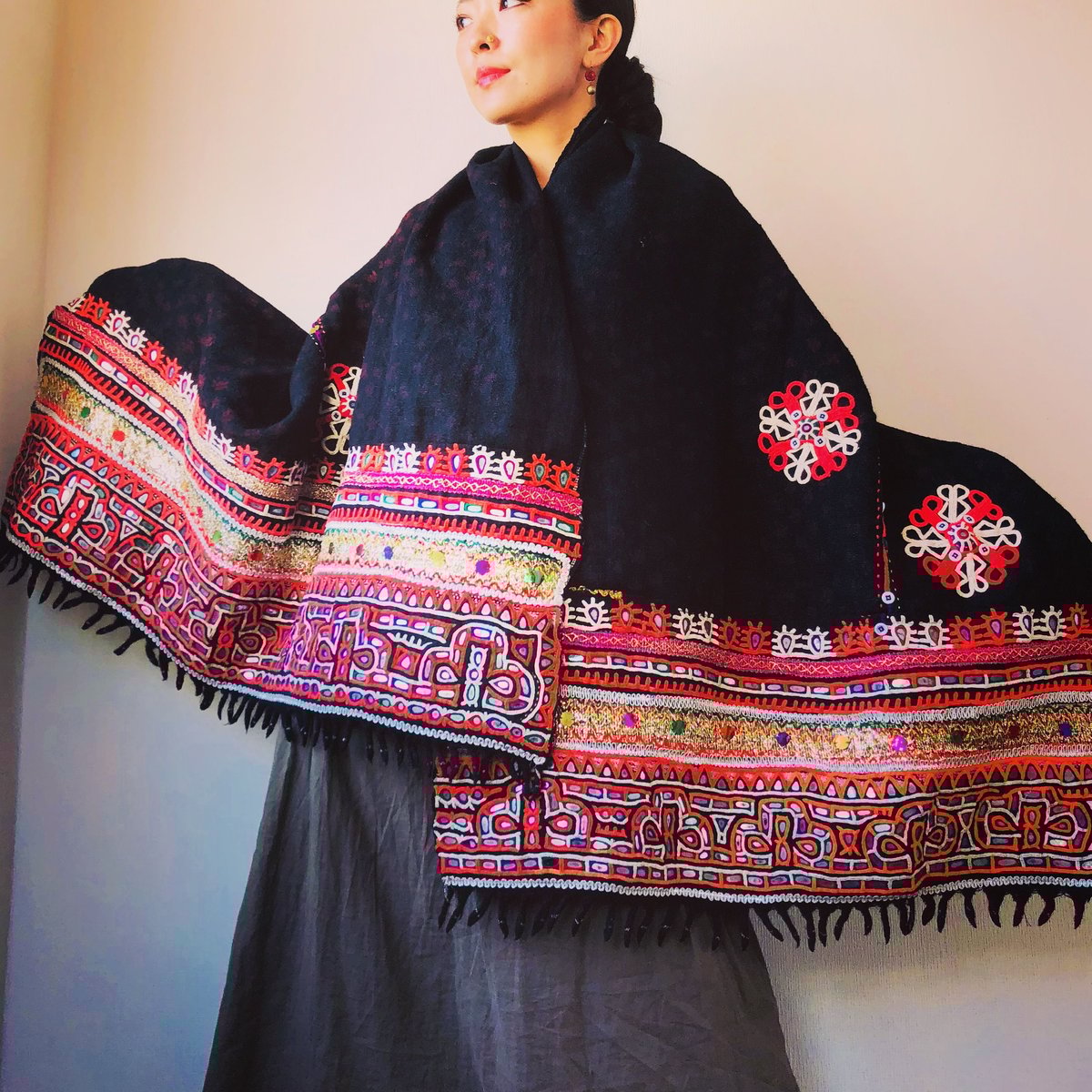 ラバリ族 刺繍大判ショール | Neela caravan