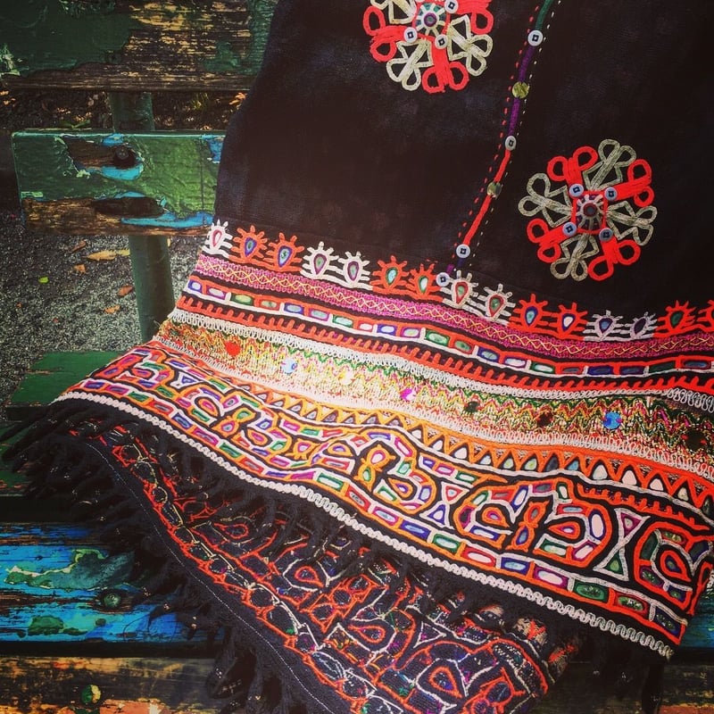 インド　北西部砂漠の民　ラバリ族のwool絞り染にミラーワーク刺繍　大判ショール インド 北西部砂漠の民 ラバリ族のwool絞り染にミラーワーク刺繍