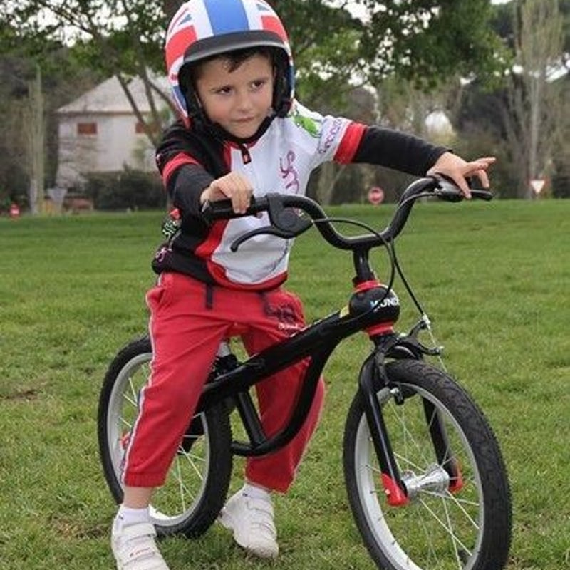 スマートトレイル16／ブラック×レッド（4歳～7歳） | KUNDO JAPAN 