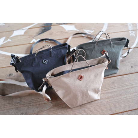 chevon サコッシュ白 ふかふかOnibegie®ナイロン スクエアサコッシュ 白 – kuros.style