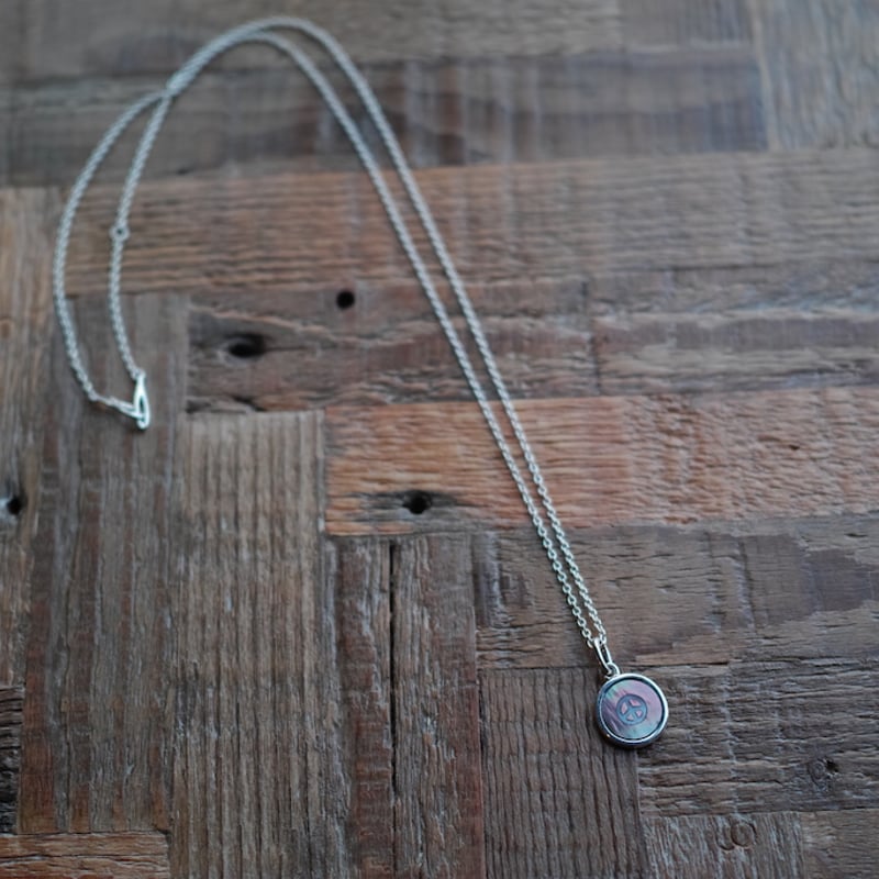 PORTER CLASSIC, PEACE SHELL SILVER INLAY NECKLA PORTER CLASSIC, PEACE SHELL SILVER INLAY NECKLA