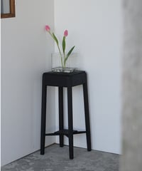 黒塗りの花台