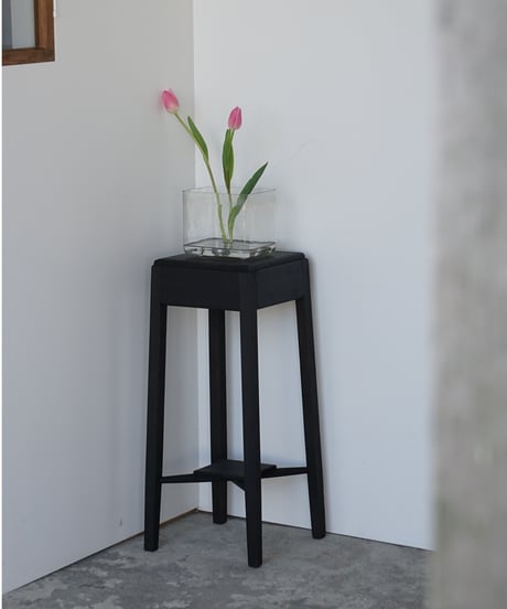 黒塗りの花台