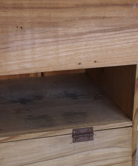 小ぶりなパタパタ収納棚