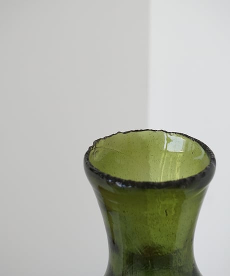 深緑の大きな薬品ボトル