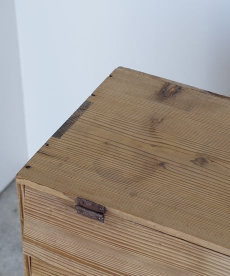 小ぶりなパタパタ収納棚