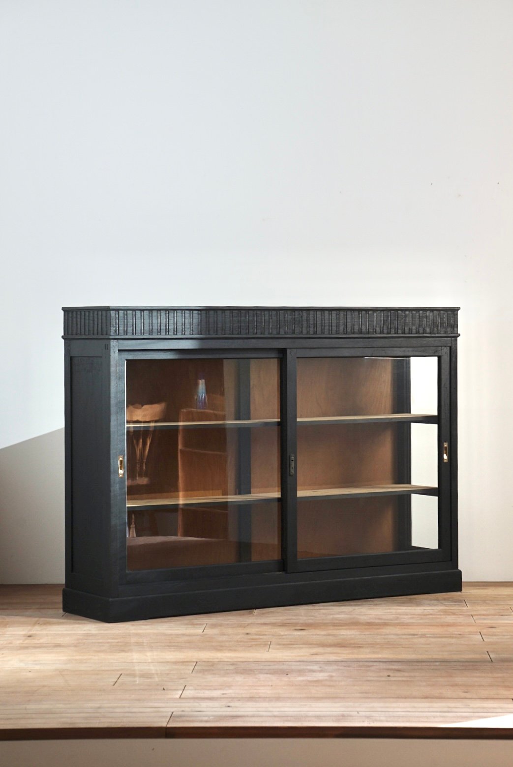 黒塗りのガラス戸棚 | 鯨オーケストラ