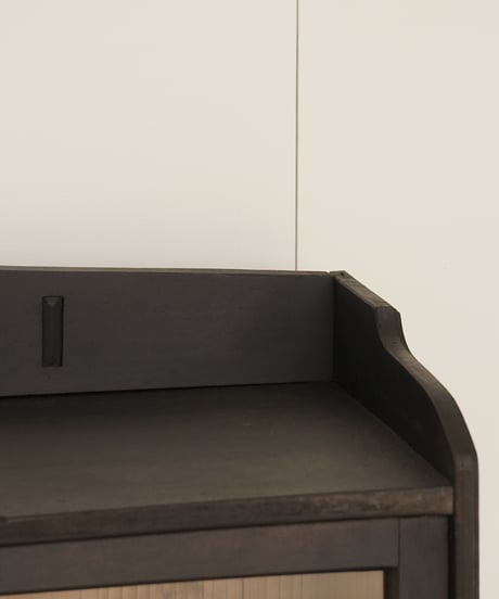 濃茶色の薄型シェルフ