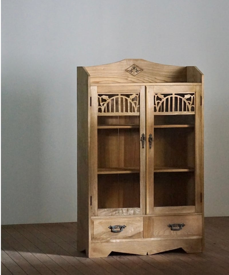 象嵌装飾のガラス戸棚 | 鯨オーケストラ