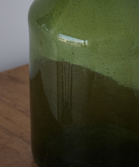 深緑の大きな薬品ボトル