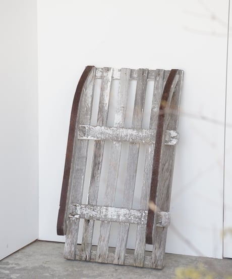 木製のソリ　/　展示台