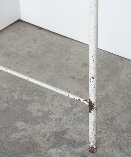 ホワイトアイアンの展示台