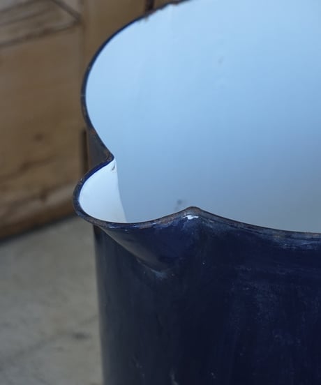 琺瑯の大きな片口バケツ