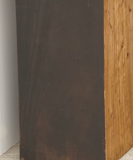 濃茶色の薄型シェルフ