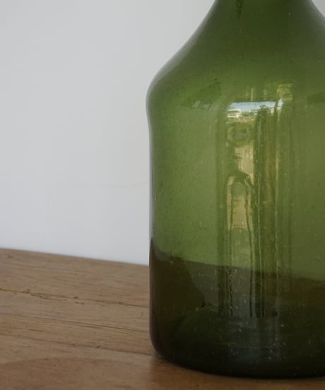 深緑の大きな薬品ボトル