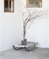 木製のソリ　/　展示台